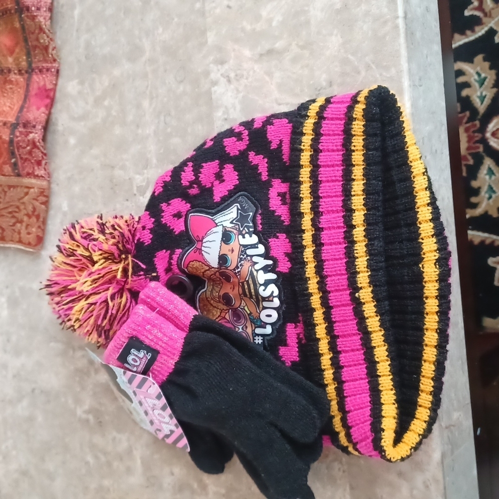 - - Girls surprise hat and cloves